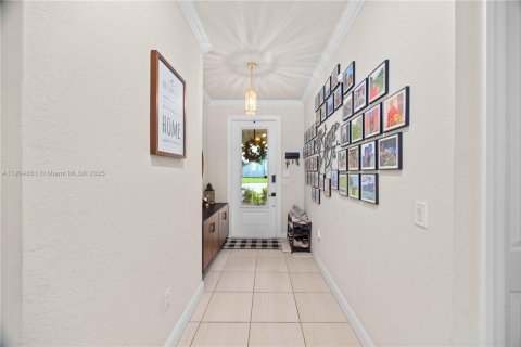 Casa en venta en Tamarac, Florida, 5 dormitorios, 265.7 m2 № 1968560 - foto 7