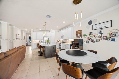 Casa en venta en Tamarac, Florida, 5 dormitorios, 265.7 m2 № 1968560 - foto 13