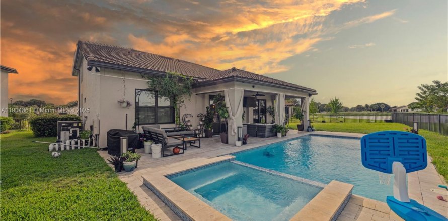 Casa en Tamarac, Florida 5 dormitorios, 265.7 m2 № 1968560