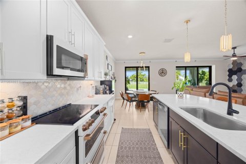 Casa en venta en Tamarac, Florida, 5 dormitorios, 265.7 m2 № 1968560 - foto 11