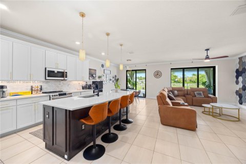 Casa en venta en Tamarac, Florida, 5 dormitorios, 265.7 m2 № 1968560 - foto 8
