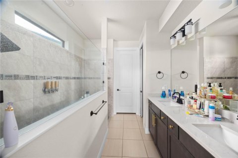 Casa en venta en Tamarac, Florida, 5 dormitorios, 265.7 m2 № 1968560 - foto 21