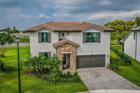 Casa en venta en Tamarac, Florida, 5 dormitorios, 265.7 m2 № 1968560 - foto 2