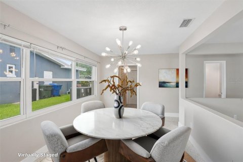 House in Largo, Florida 4 bedrooms, 190.08 sq.m. № 2152216 - photo 6