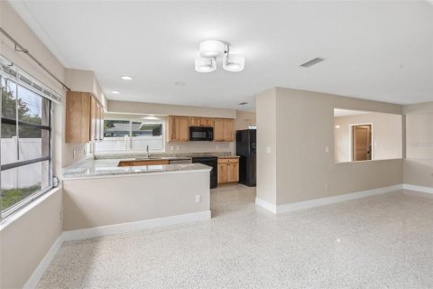 House in Largo, Florida 4 bedrooms, 190.08 sq.m. № 2152216 - photo 13