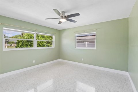 House in Largo, Florida 4 bedrooms, 190.08 sq.m. № 2152216 - photo 23