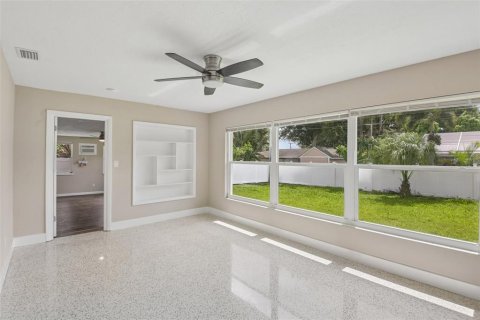House in Largo, Florida 4 bedrooms, 190.08 sq.m. № 2152216 - photo 14