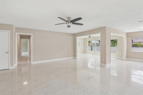 House in Largo, Florida 4 bedrooms, 190.08 sq.m. № 2152216 - photo 5