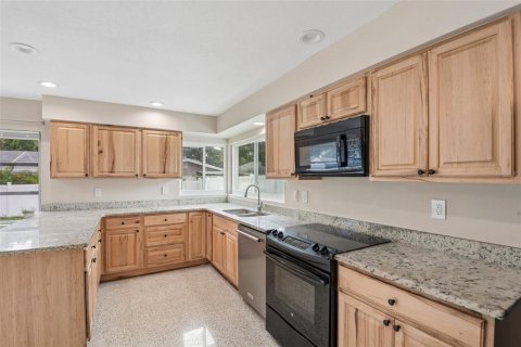 House in Largo, Florida 4 bedrooms, 190.08 sq.m. № 2152216 - photo 9