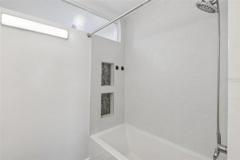 House in Largo, Florida 4 bedrooms, 190.08 sq.m. № 2152216 - photo 25