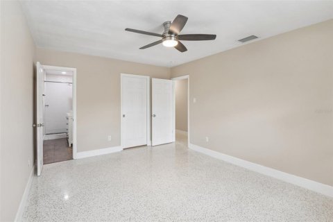 House in Largo, Florida 4 bedrooms, 190.08 sq.m. № 2152216 - photo 19