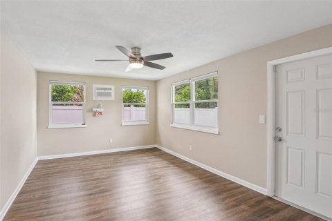House in Largo, Florida 4 bedrooms, 190.08 sq.m. № 2152216 - photo 29