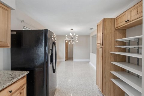 House in Largo, Florida 4 bedrooms, 190.08 sq.m. № 2152216 - photo 11