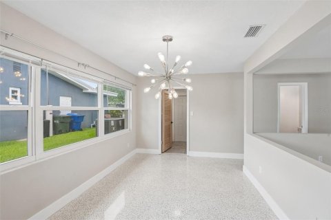 House in Largo, Florida 4 bedrooms, 190.08 sq.m. № 2152216 - photo 7