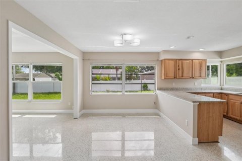 House in Largo, Florida 4 bedrooms, 190.08 sq.m. № 2152216 - photo 12