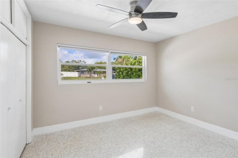 House in Largo, Florida 4 bedrooms, 190.08 sq.m. № 2152216 - photo 27