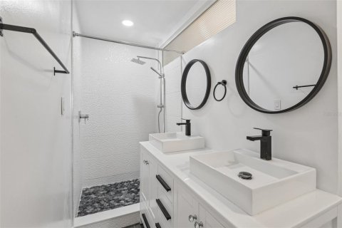 House in Largo, Florida 4 bedrooms, 190.08 sq.m. № 2152216 - photo 20