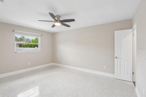 House in Largo, Florida 4 bedrooms, 190.08 sq.m. № 2152216 - photo 18