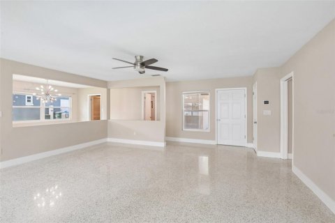 House in Largo, Florida 4 bedrooms, 190.08 sq.m. № 2152216 - photo 3
