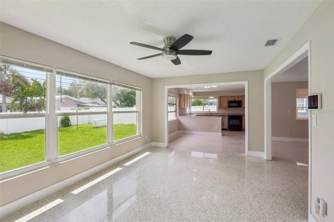 House in Largo, Florida 4 bedrooms, 190.08 sq.m. № 2152216 - photo 15