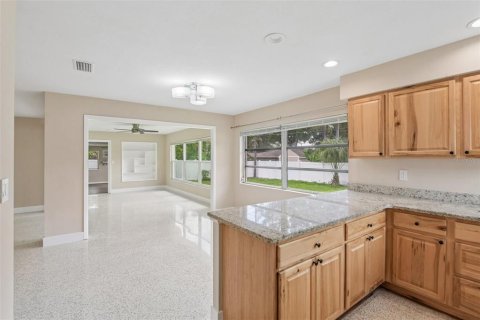 House in Largo, Florida 4 bedrooms, 190.08 sq.m. № 2152216 - photo 10