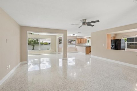 House in Largo, Florida 4 bedrooms, 190.08 sq.m. № 2152216 - photo 4