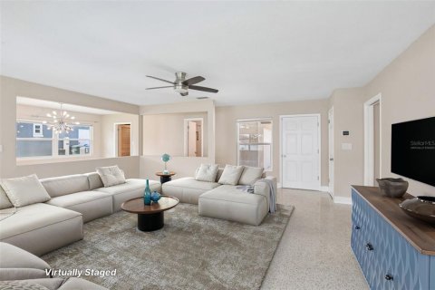 House in Largo, Florida 4 bedrooms, 190.08 sq.m. № 2152216 - photo 2