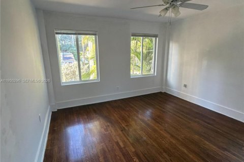 Снять в аренду квартиру в Майами, Флорида 1 спальня, 46.45м2, № 2005860 - фото 2