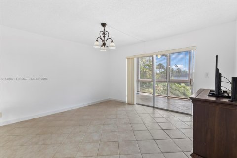 Condo in Margate, Florida, 2 bedrooms  № 1937932 - photo 5