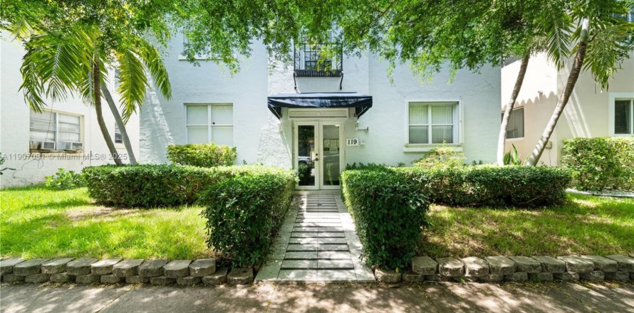 Estudio en el Condominio en Coral Gables, Florida  № 2012539