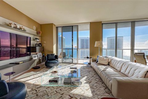 Condominio en venta en Hallandale Beach, Florida, 3 dormitorios, 161.37 m2 № 1707285 - foto 3