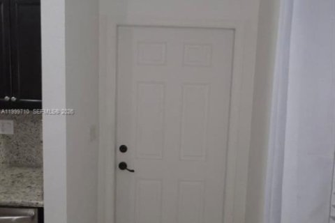 Commercial property in Miami, Florida 1 bedroom, 281.59 sq.m. № 2067592 - photo 2