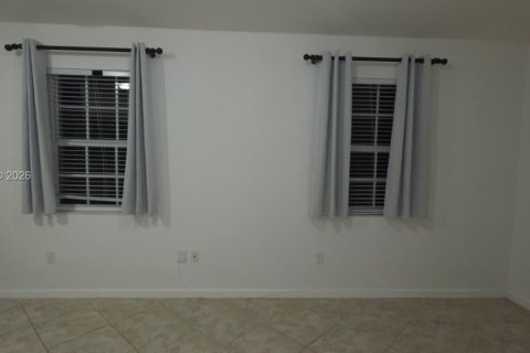 Commercial property in Miami, Florida 1 bedroom, 281.59 sq.m. № 2067592 - photo 4
