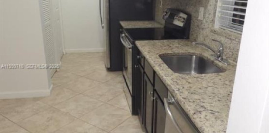 Commercial property in Miami, Florida 1 bedroom, 281.59 sq.m. № 2067592