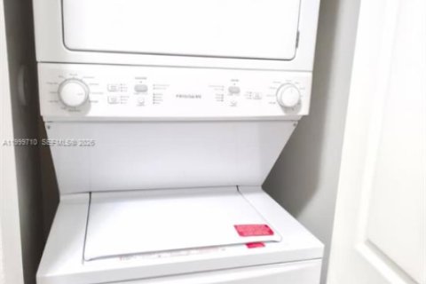 Commercial property in Miami, Florida 1 bedroom, 281.59 sq.m. № 2067592 - photo 10