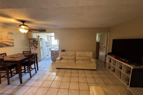 Condo in Miami, Florida, 2 bedrooms  № 1863646 - photo 5