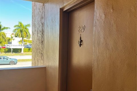 Condo in Miami, Florida, 2 bedrooms  № 1863646 - photo 3