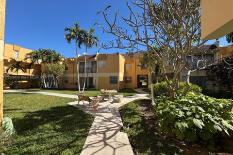 Condo in Miami, Florida, 2 bedrooms  № 1863646 - photo 1