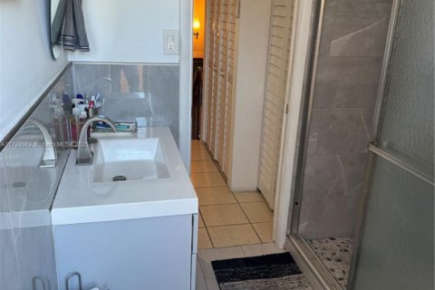 Condo in Miami, Florida, 2 bedrooms  № 1863646 - photo 23