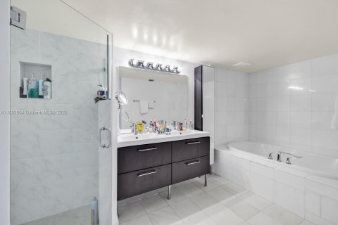 Condo in Miami Beach, Florida, 3 bedrooms  № 1953263 - photo 8