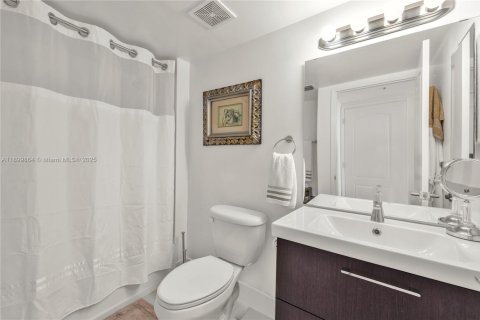 Condo in Miami Beach, Florida, 3 bedrooms  № 1953263 - photo 17