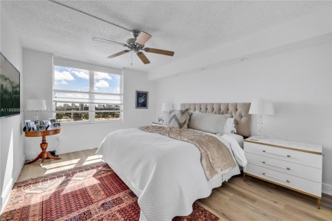 Condo in Miami Beach, Florida, 3 bedrooms  № 1953263 - photo 13