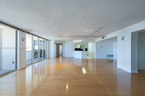 Condo in Miami Beach, Florida, 3 bedrooms  № 1953263 - photo 1