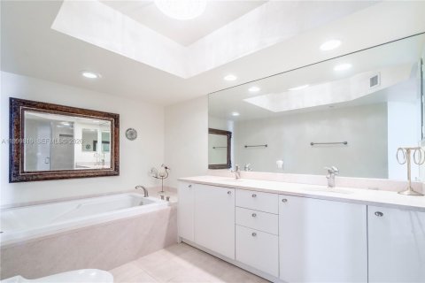 Купить кондоминиум в Санни-Айлс-Бич, Флорида 2 спальни, 165.92м2, № 2066160 - фото 9