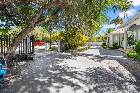 Villa ou maison à vendre à Miami, Floride: 5 chambres, 323.58 m2 № 2054922 - photo 6