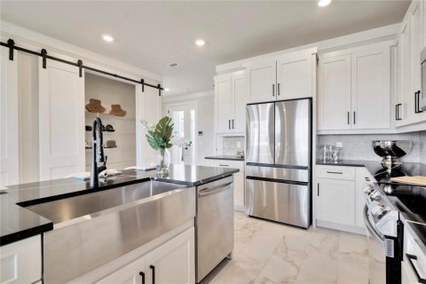 Townhouse in Wesley Chapel, Florida 3 bedrooms, 162.39 sq.m. № 2400074 - photo 8