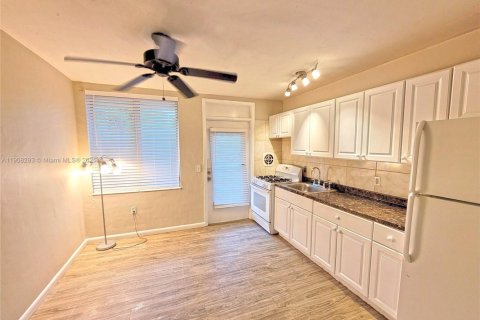 Condominio en venta en Miami Beach, Florida, 41.81 m2 № 2012710 - foto 2