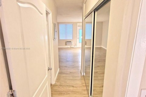 Condominio en venta en Miami Beach, Florida, 41.81 m2 № 2012710 - foto 3