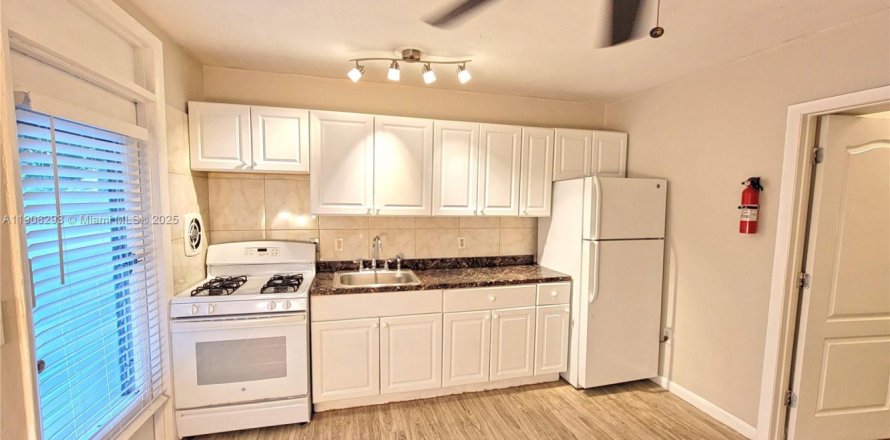 Estudio en el Condominio en Miami Beach, Florida  № 2012710