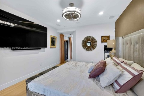 House in Miami Beach, Florida 5 bedrooms, 229.75 sq.m. № 1976569 - photo 18